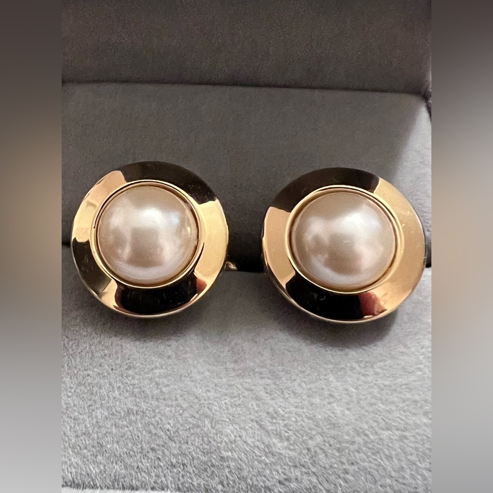 Burberry Elegant Gold and Pearl Cufflinks